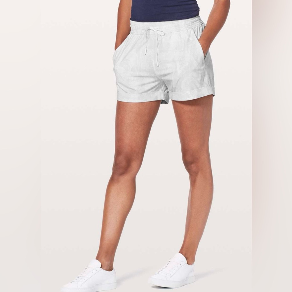 Lululemon Spring Break Away Shorts Eternal Wave White sz 12